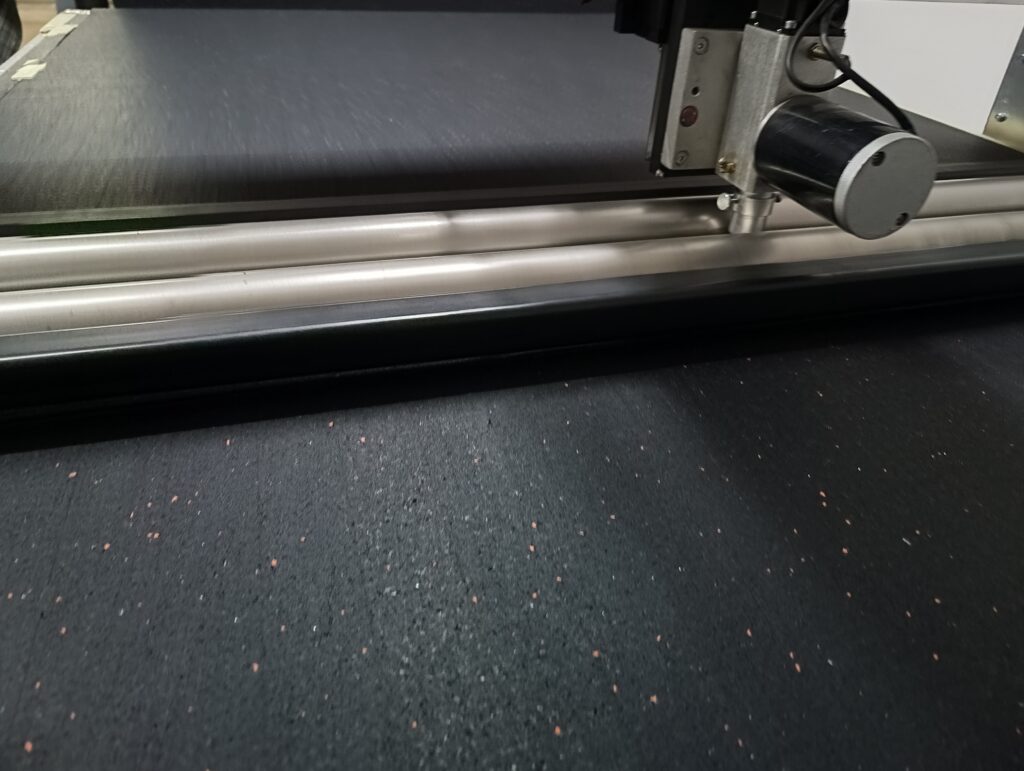 krojenie maty antypoślizgowej na wymiar